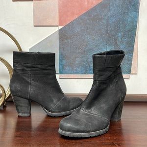 Used- Clark’s Black Mission Manor Suede. Size 8